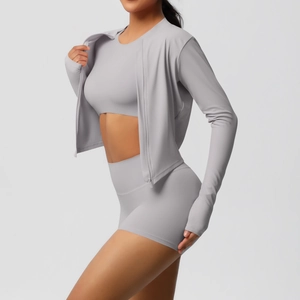 Ensemble de yoga 3 pièces gris clair avec veste zippée, brassière et short taille haute