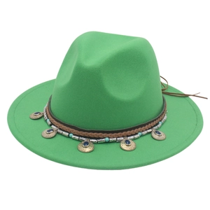 Dettaglio cappello fedora verde con perline etniche e pendente con pietra preziosa vintage