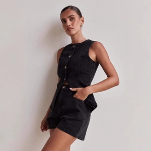 Completo in denim nero da donna con top senza maniche e pantaloncini a vita alta