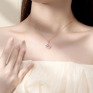 Elegant rose gold S925 silver扇形necklace with sparkling Moissanite on a model