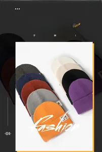 Vue détaillée de bonnets en maille côtelée colorés avec étiquettes décoratives en couleurs