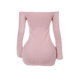 Gros plan robe en maille rose à épaules dénudées montrant la texture douce en chenille