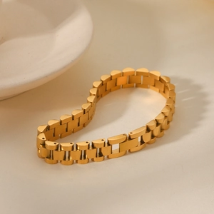 Détail d'un bracelet en acier inoxydable doré 18K avec finition en métal brossé