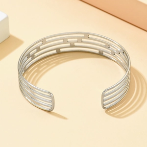 Bracelet ouvert en acier inoxydable argenté avec design géométrique à cinq lignes creuses