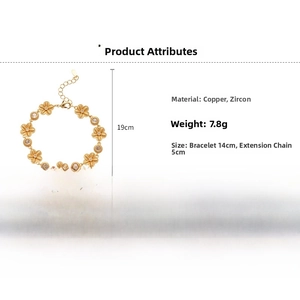Vue détaillée du bracelet fleur dorée avec pierres de zircon et chaîne de réglage