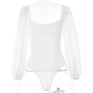 Détail d'un body blanc à col carré avec des manches bouffantes en tulle transparent