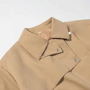 Détail d'un trench-coat kaki classique avec col pointu et boutons en métal argenté