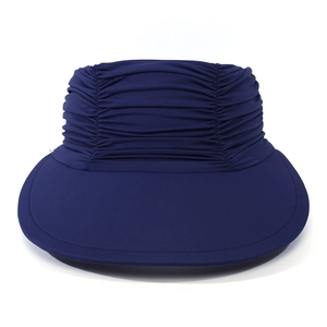 Detail der marineblauen Falten-Sonnenkappe mit kühlem Stretchgewebe für Pferdeschwänze