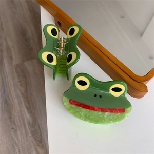 Detail der grünen Frosch-Haarklammer aus Acetat mit schicker Marmor-Texturierung