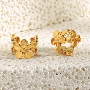 Vue détaillée des boucles d'oreilles fleurs plaquées or 18 carats sur pierre