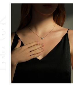 Vista dettagliata della collana Moissanite 80 punti su modella con catena in argento