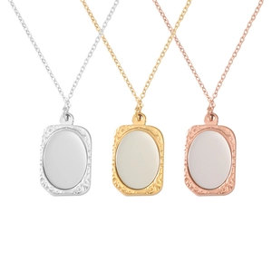 Drie vierkante hanger kettingen in zilver, goud en roségoud met vintage getextureerde rand