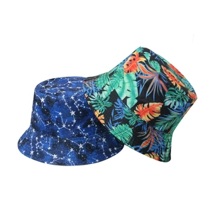Set de sombrero de sol azul con estrellas y gorro de pescador negro con hojas tropicales