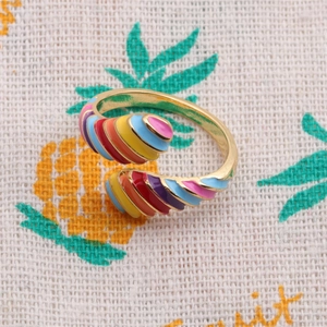 Bague ouverte chic plaquée or avec rayures arc-en-ciel en émail coloré au design spiralé