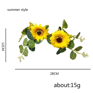 Détail de tournesols artificiels et eucalyptus de style été avec dimension de 28 cm