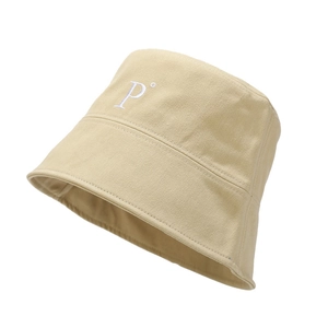 Bob minimaliste en toile de coton beige avec broderie élégante de la lettre P