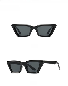 Front- und Seitenansicht der schwarzen Cat-Eye-Sonnenbrille mit Bügeln im Leoparden-Stil