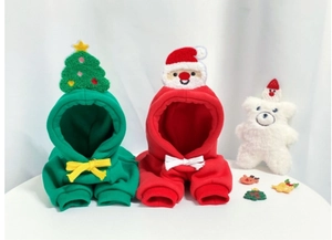 Detailansicht der roten Weihnachtsmann- und grünen Baum-Hunde-Hoodies für den Winter
