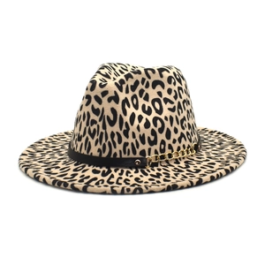 Chapeau fedora en laine léopard avec bande en cuir noir et chaîne dorée