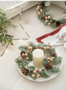 Detail eines Adventskranzes mit Kiefernnadeln, Zapfen und champagner Beeren