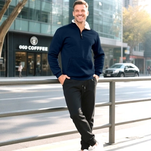 Felpa da uomo blu navy con zip a 1/4 e tasca a marsupio e pantaloni sportivi neri