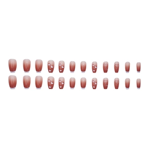 Lot de 24 faux ongles avec dégradé rose, motifs de cœur blanc et design French manucure