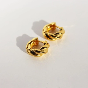 Vintage matte goldene gedrehte Creolen mit strukturierter minimalistischer Metalloptik