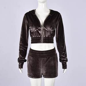 Detail von Samt-Zweiteiler mit bauchfreiem Kapuzenpulli und Shorts mit hoher Taille