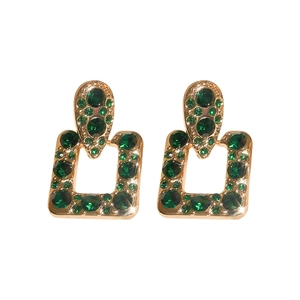 Eleganti orecchini a perno dorati geometrici con strass verdi e dettagli scintillanti