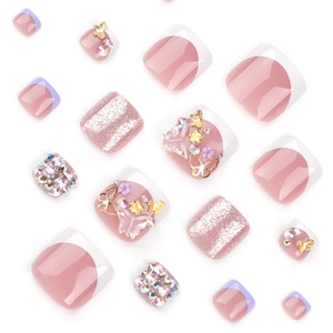 Funkelnde rosa Strass-Fußnägel zum Aufkleben mit weißen French Tips und goldenen 3D-Schmetterlingen