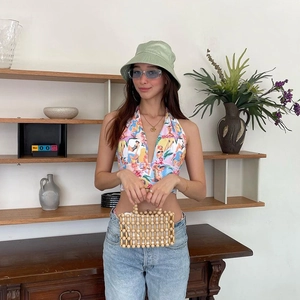 Detail des sommerlichen Neckholder-Tops mit Retro-Figurendruck und trendigem Crop-Schnitt