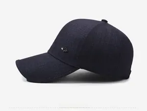 Détail de la texture de la casquette marine et de l'emblème métallique latéral en éventail