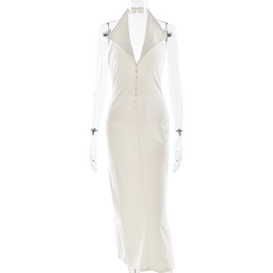Détail d'une robe longue blanche à licou avec boutons décoratifs et fente sur le devant