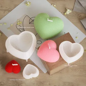 Dettagli della trama intrecciata su stampi in silicone a cuore e candele in tre misure