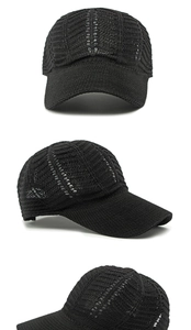 Detail der schwarzen Strick-Baseballkappe mit atmungsaktivem Hohlnetz und Textur