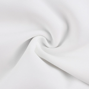 Détail du tissu blanc mat de haute qualité montrant la texture et le drapé élégant