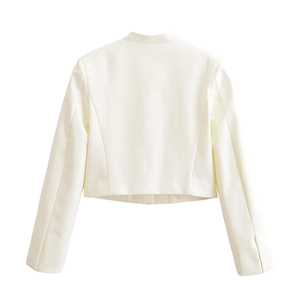 Vue arrière d'une veste courte blanche à manches longues avec un design épuré et minimaliste