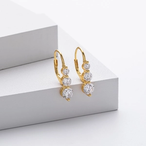 Détail des boucles d'oreilles dormeuses en argent S925 avec trois zircons ronds gradués