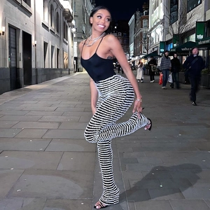 Style urbain avec pantalon en maille rayée à taille haute et coupe amincissante noire