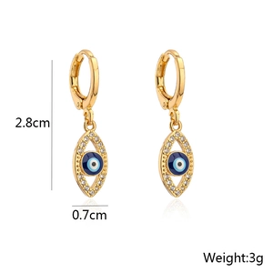Detailansicht der 18K Gold Evil Eye Ohrringe mit Größen- und Gewichtsangaben