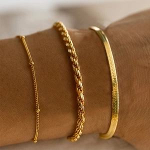 Ensemble de trois chaînes dorées avec chaîne torsadée, chaîne à billes et chaîne serpent