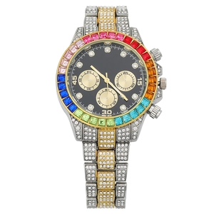 Orologio bicolore in oro e argento con lunetta arcobaleno e quadrante cronografo nero