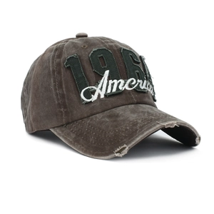 Detailaufnahme der Vintage-Baseballkappe mit 1969-Patch und Stickerei im Distressed-Look