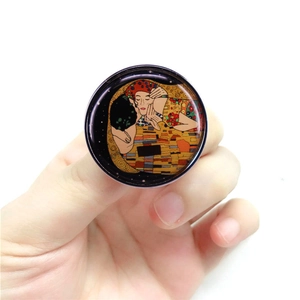 Handheld phone socket grip featuring Gustav Klimt's The Kiss art on a black base