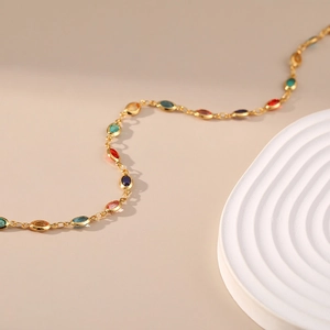 Collier bohème plaqué or 18 carats avec pierres en verre colorées et chaîne fine