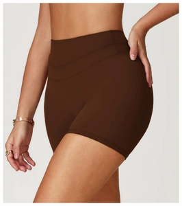 Vue détaillée du short de yoga taille haute avec triple surpiqûre décorative à la taille