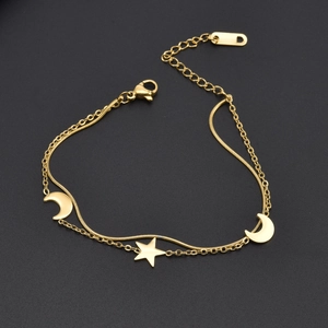 Elegante bracciale a strati in acciaio al titanio dorato con ciondoli luna e stella