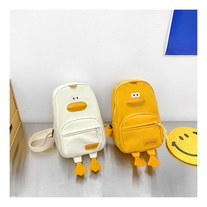 Vista dettagliata delle borse a tracolla a forma di papera gialla e bianca per bambini con cinghie