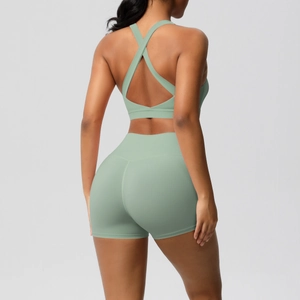 Detailansicht des Sport-BHs mit Kreuzrücken und High-Waist-Shorts in Hellgrün