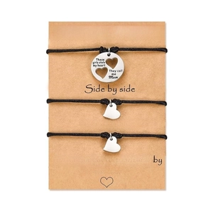 Ensemble de 3 bracelets tressés Mère et Fille avec pendentifs cœur sur carte cadeau